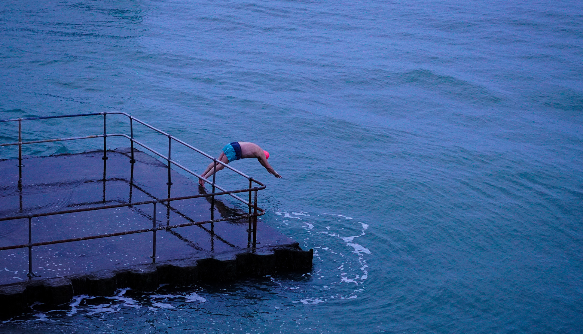 Winter Photography Competition 2021 - Winning Photo of Colder Water Swimmer in Portsmouth